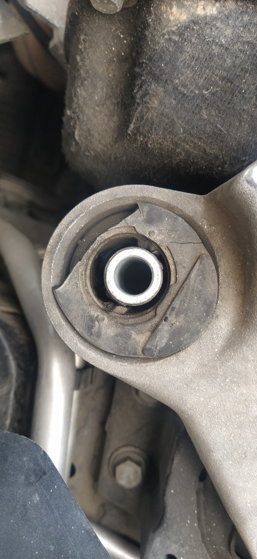 Замена сайлентблока верхней опоры двигателя — Renault Laguna II, 1,9 л ...