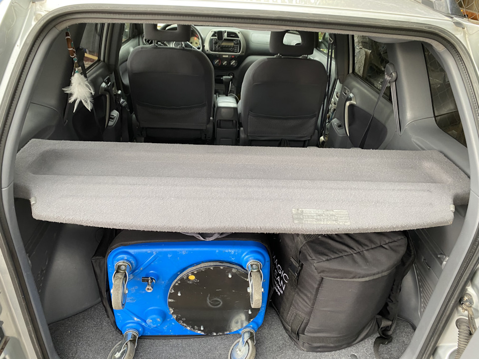 📎 Оригинальная полка в багажник — Toyota RAV4 (II), 2 л, 2001 года ...