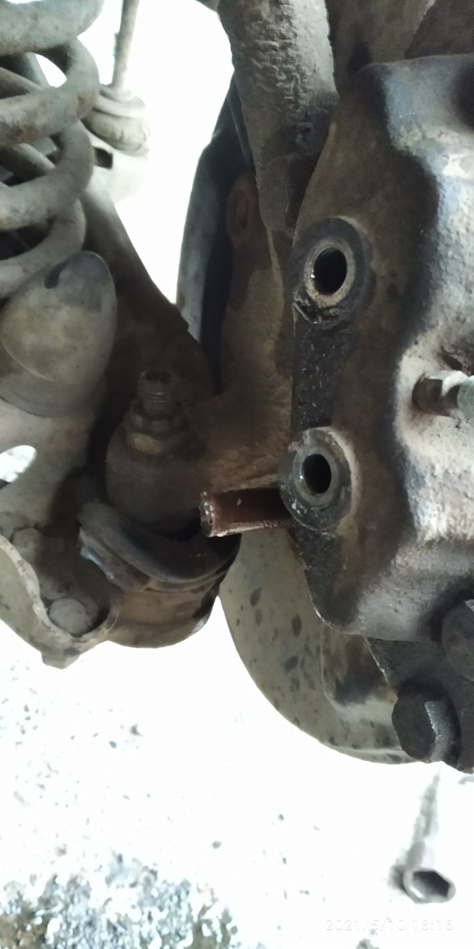 21. Тот самый болт, что без болгарки не сдавался. Дальше не фоткал по тому что дождь пошел — Москвич 2140