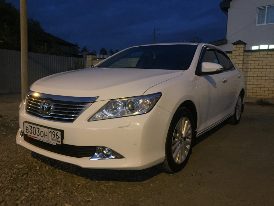 Ка мир 2. Камри 2.5. Камри 2.5 белая. Toyota Camry 2.5 s. Штатная линза ксеноновая Toyota Camry xv50.