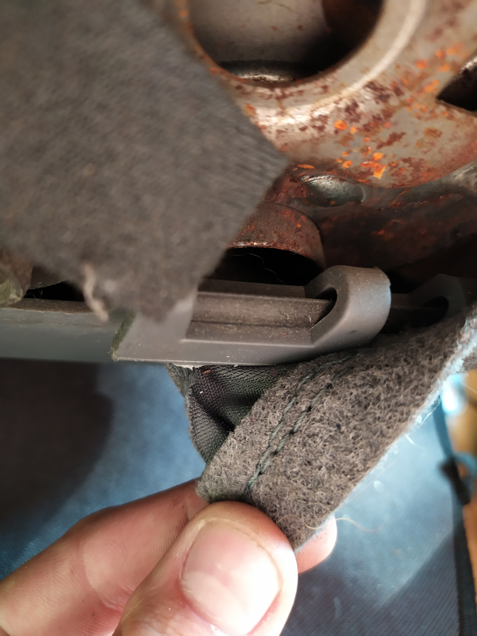 Снятие обшивки задних сидений — Toyota RAV4 (II), 2 л., 2001 года ...