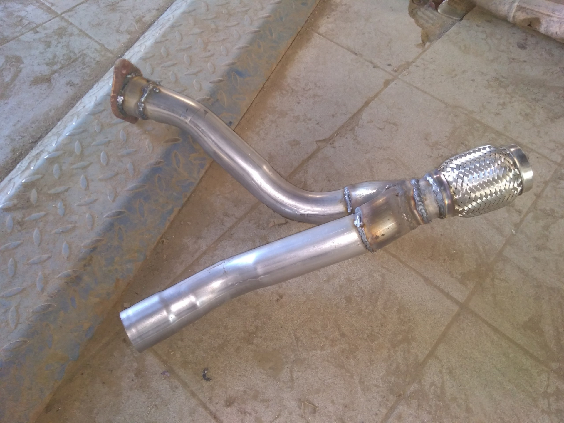 Ремонт выхлопной системы автомобиля Mitsubishi Pajero 2000 года, г ...