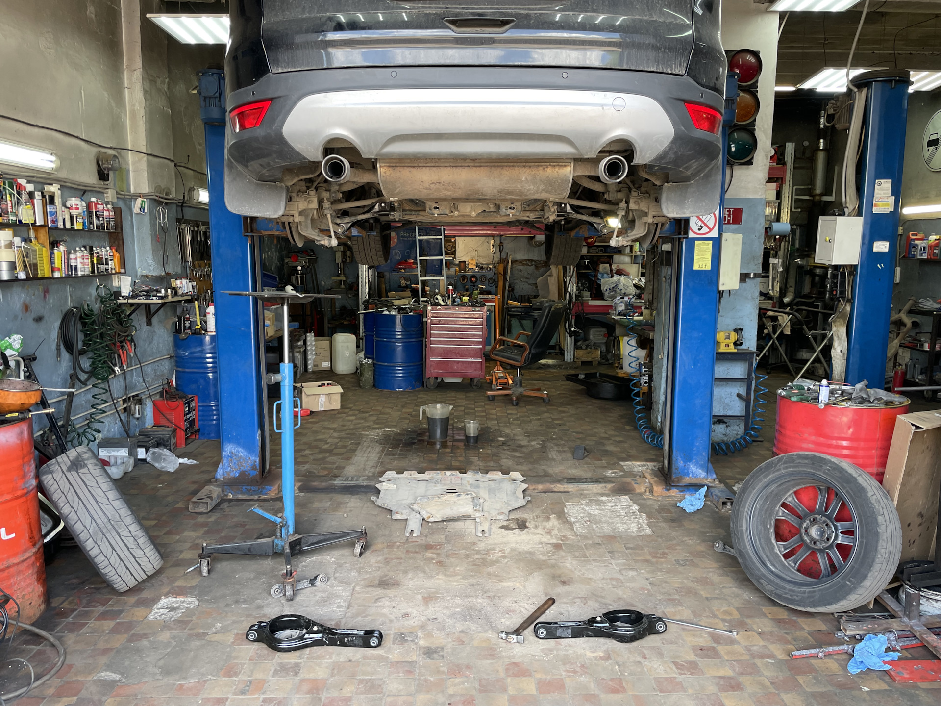 Замена задних рычагов и жидкостей — Ford Kuga (2G), 1,6 л, 2014 года ...