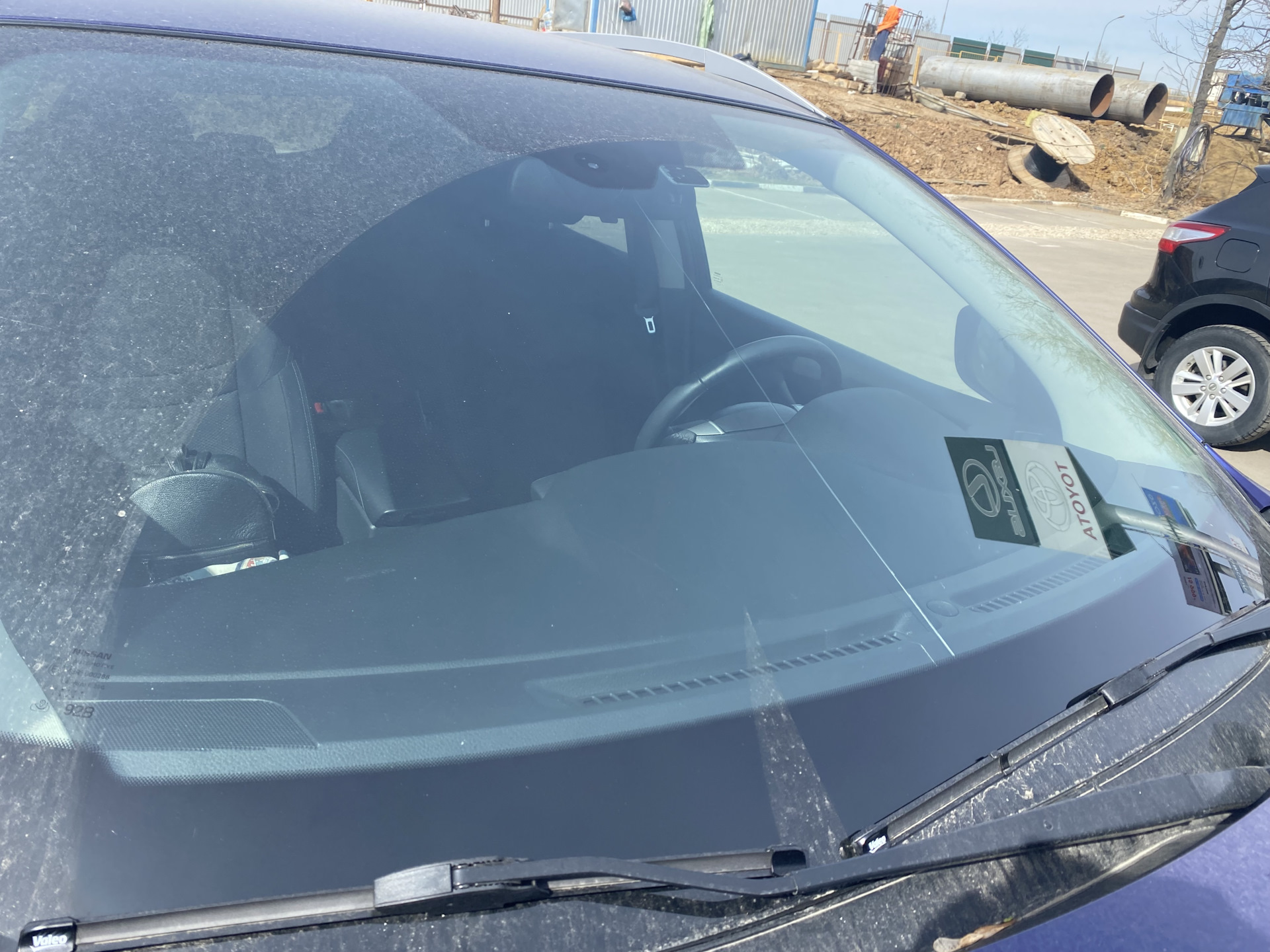 Ниссан кашкай j10 стекло. Лобовое стекло кашкай j10. Молдинг лобового стекла nissan qashqai j11. Замена лобового стекла кашкай. Nissan tiida вин под лобовым стеклом.
