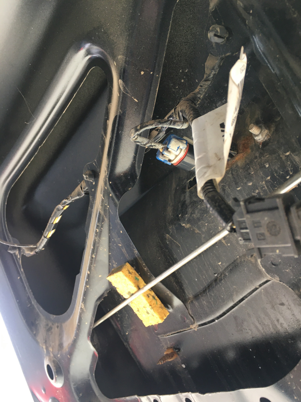 Замена лампочек подсветки номеров. — Lada Приора хэтчбек, 1,6 л, 2011 ...