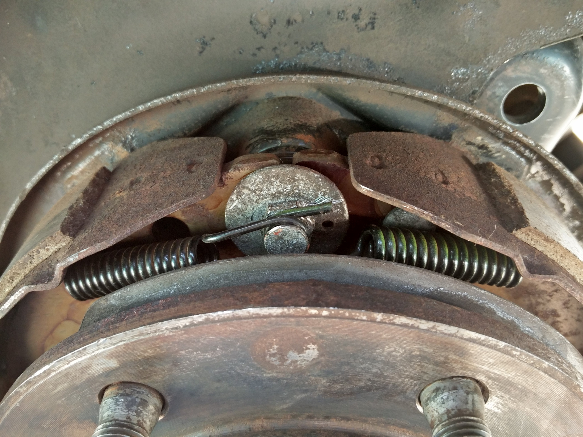 Задние тормоза газель 3302. 3 2003г. Стояночный тормоз infiniti qx80. Регулировочный винт ручника ниссан. Каптива регулировка стояночного тормоза.