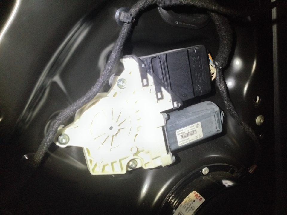 Штекер очень туго снимается, но он точно снимается я проверял! — Volkswagen Passat Variant (B6)