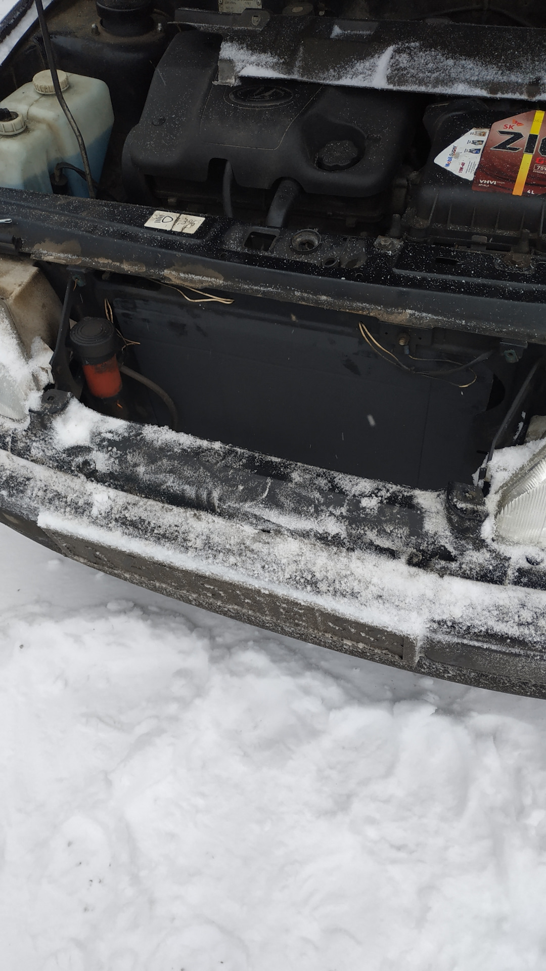 Закрыть картонкой радиатор на зиму. Утепление радиатора suzuki sx4. Утеплитель радиатора ваз 2107. Утеплитель радиатора лада ларгус. Закрыть радиатор картонкой.