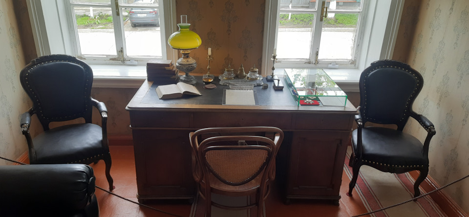 Рабочий кабинет и стол за которым работал глава семейства Ульяновых – Илья Николаевич. — Jeep Cherokee (KL)