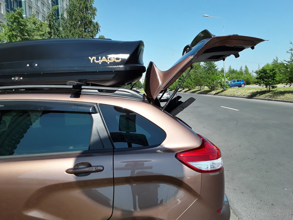 Багажник открывается вплотную, но можно и отодвинуть бокс, не проблема, но если не задевает, то и так норм. — Lada XRAY