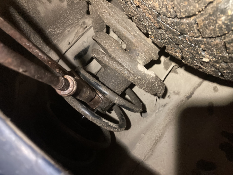 Замена амортизатора без снятия стойки — Audi 80 (B3), 1,8 л, 1987 года ...