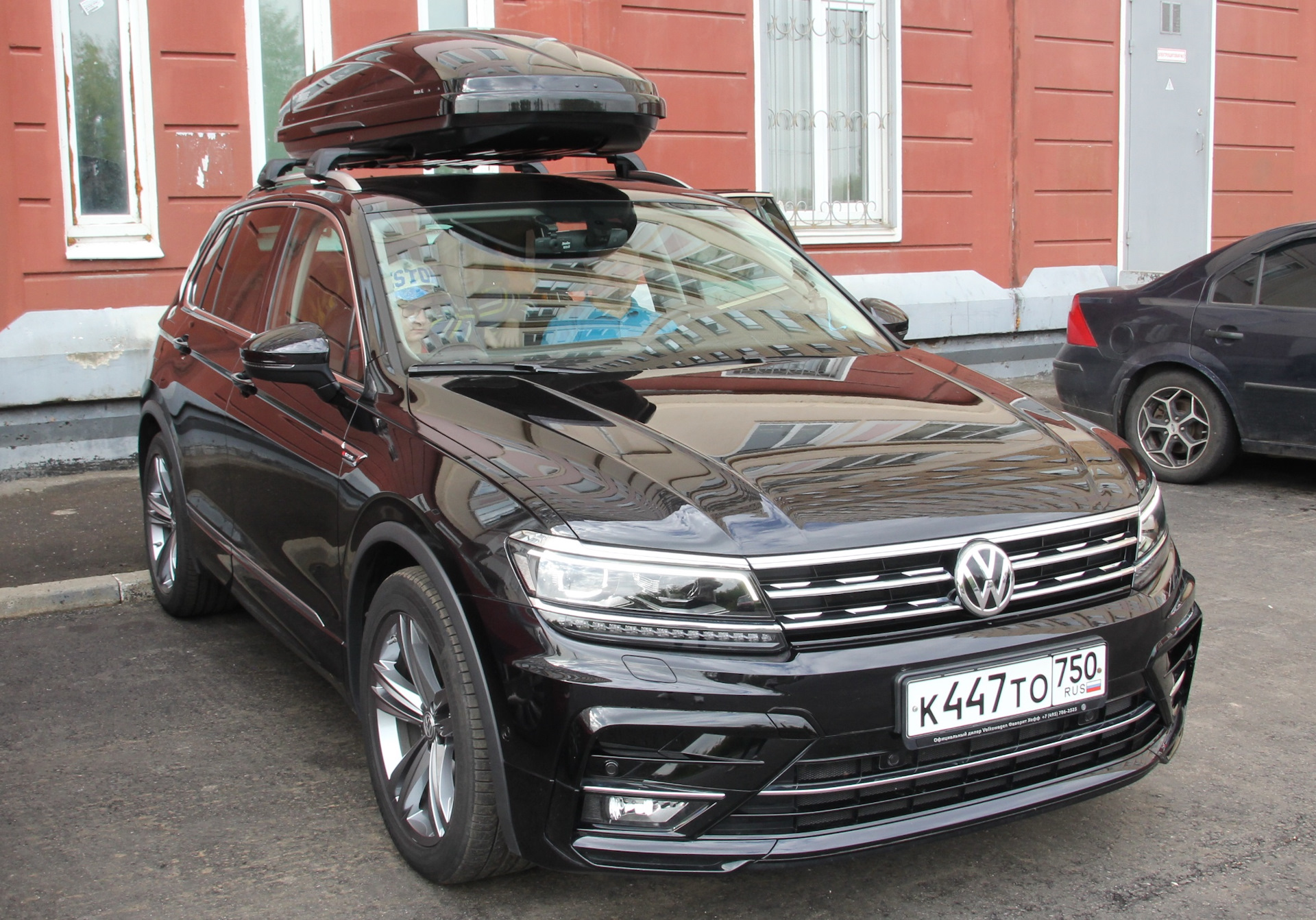 Багажник Thule Tiguan 2. Автобокс Брумер Тигуан 2. Аксессуары для Фольксваген Тигуан 2. Volkswagen Tiguan багажник.