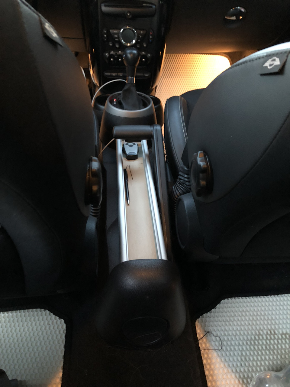 Центральный подлокотник — MINI Countryman (1G), 1,6 л, 2012 года ...
