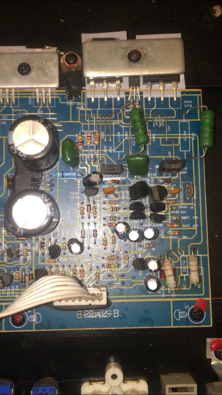 При включении магнитолы саб начинает долбить — Lada Приора хэтчбек, 1,6 ...