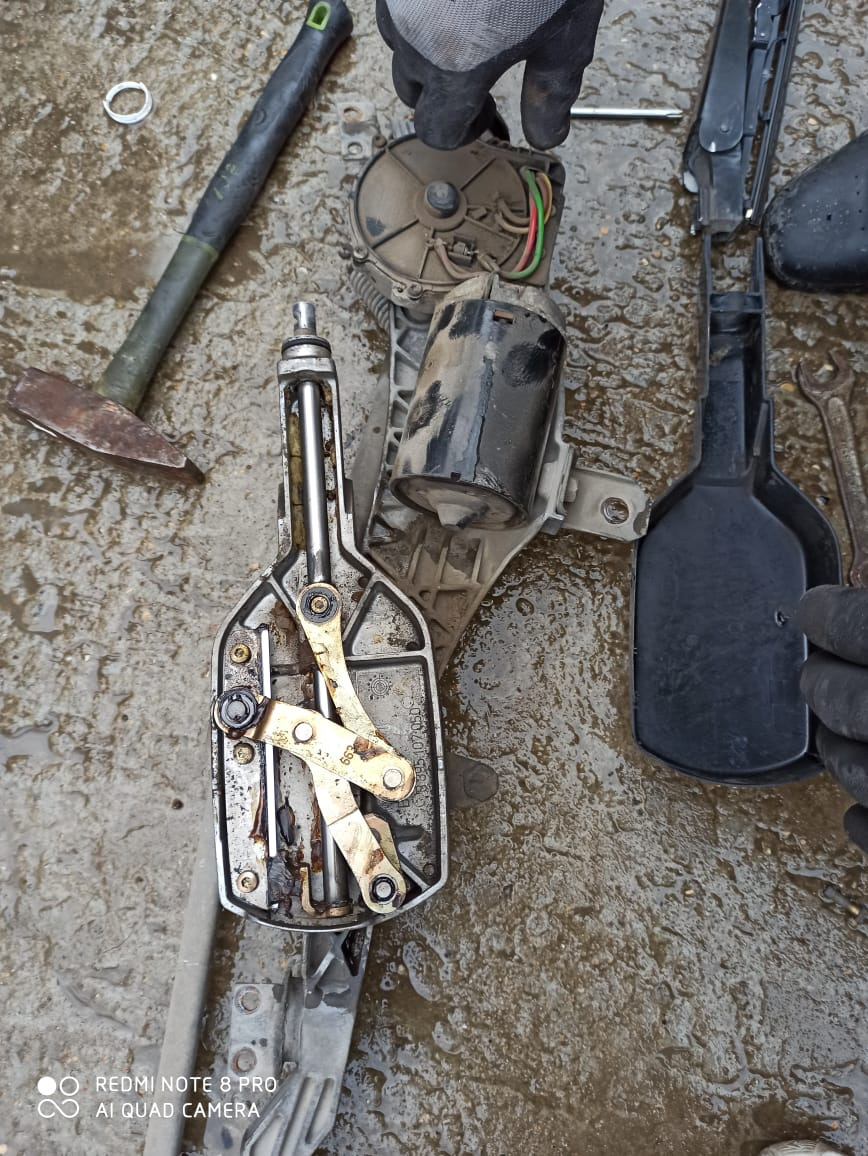 Профилактика механизма дворника. — Mercedes-Benz S-Class (W140), 5 л ...