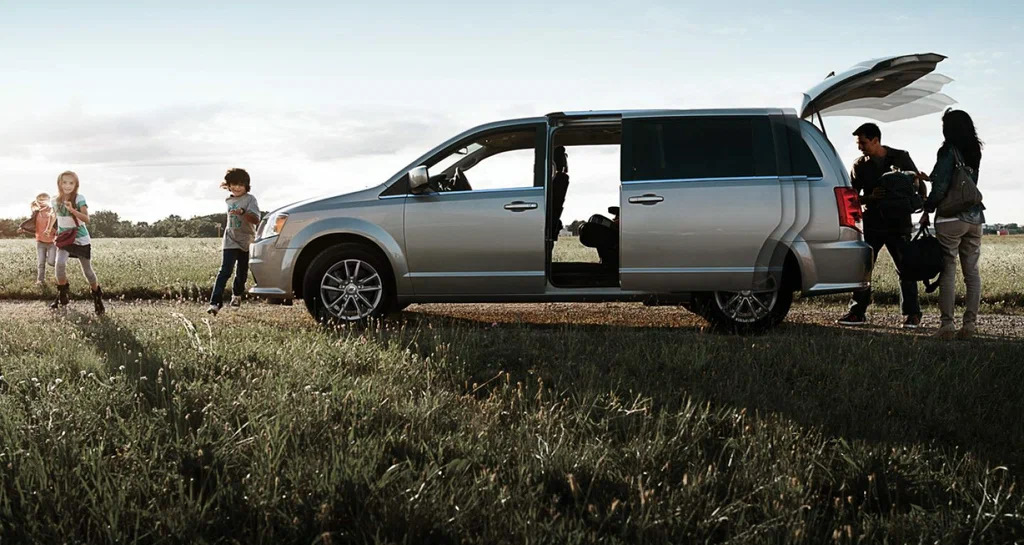 Минивэн на горной дороге в Сочи