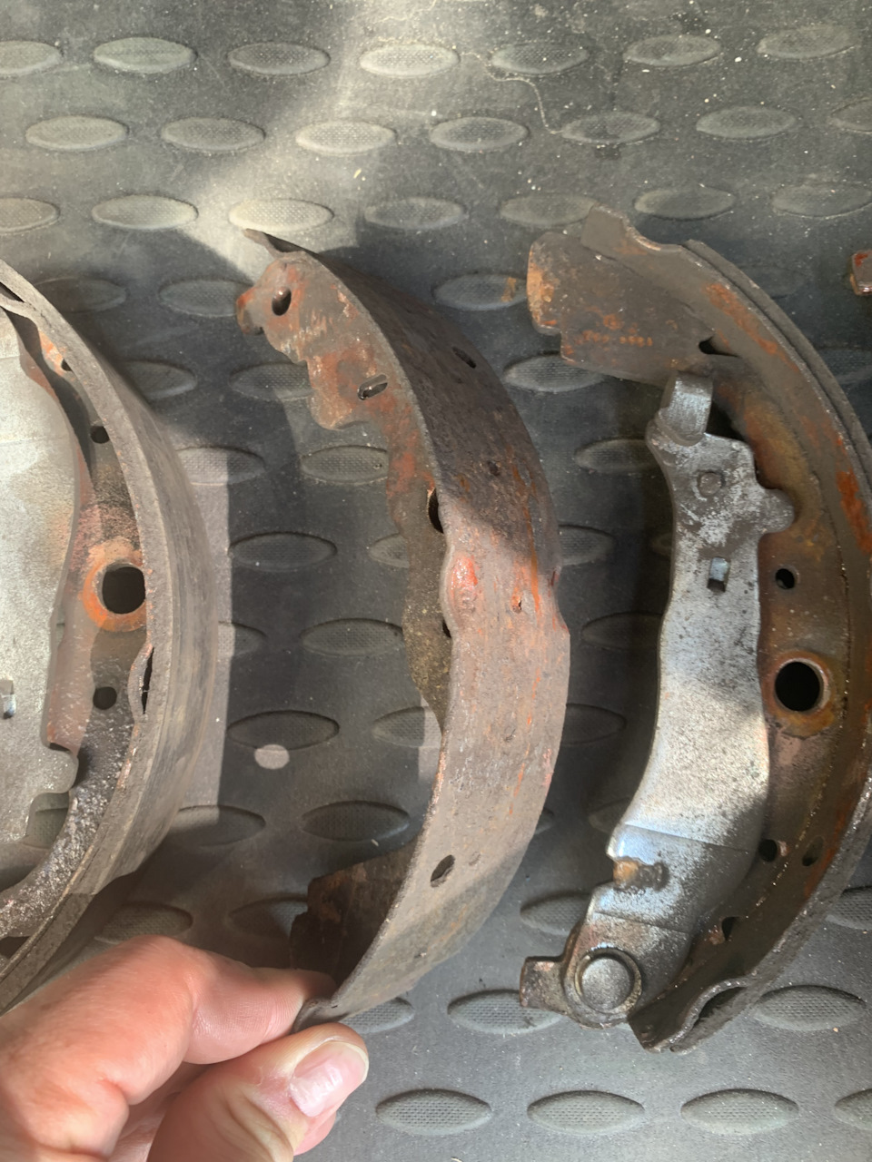 Замена задних тормозных колодок. Звездная болезнь сервисов — Lada ...