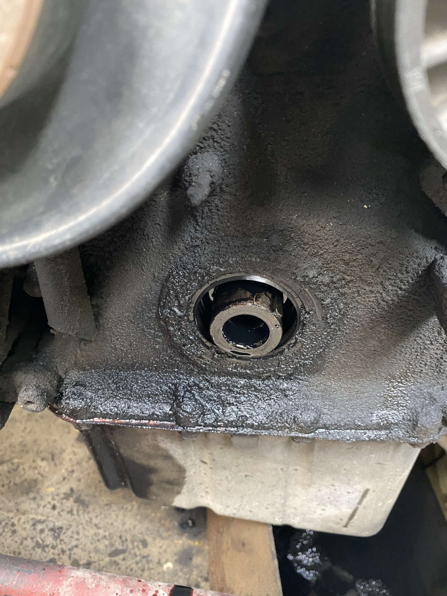 Фланец оригинал и передний коренной сальник — Mercedes-Benz 190 (W201 ...