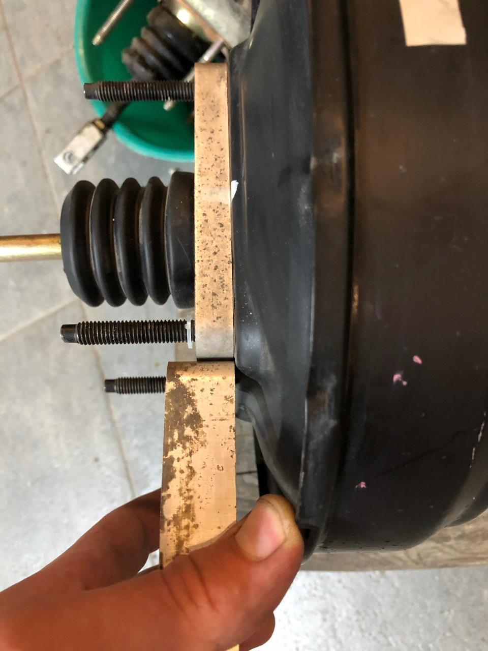 заменить проставку (т.е. родную снять и поставить на новый ВУТ), без неё вакуумник нормально не встанет (будет зажиматься об моторный щит) — Toyota Crown (S120)