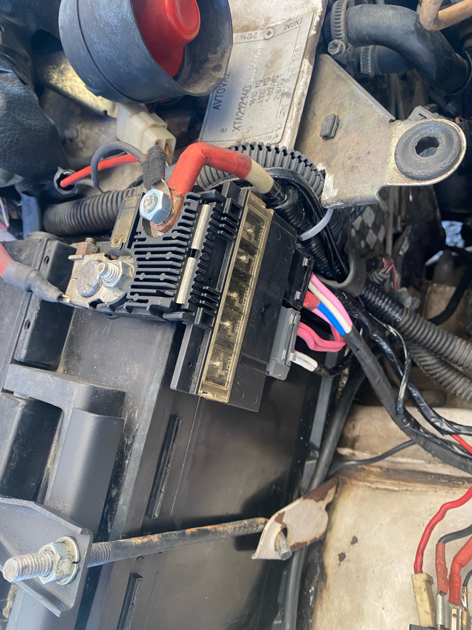 Установка предохранителей на плюсовой клемме — Lada 4x4 3D, 1,7 л, 2006 ...