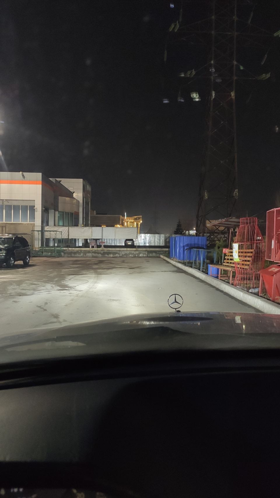 Свет стал заметно лучше, да и встречных на первый взгляд не слепит — Mercedes-Benz E-Class (W124)