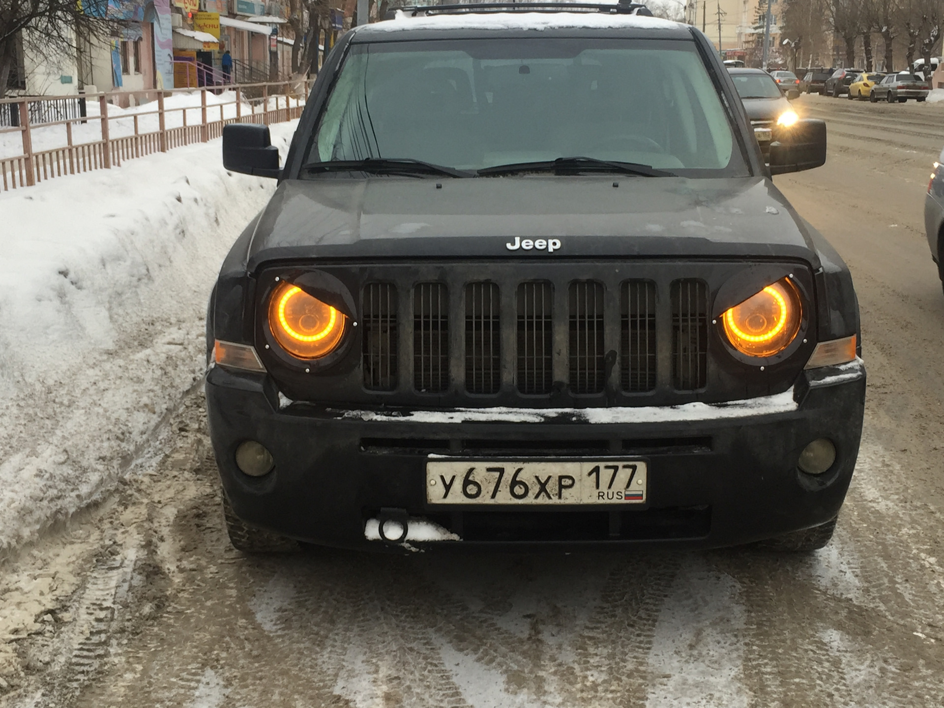 Jeep Cherokee 2004 с круглыми фарами