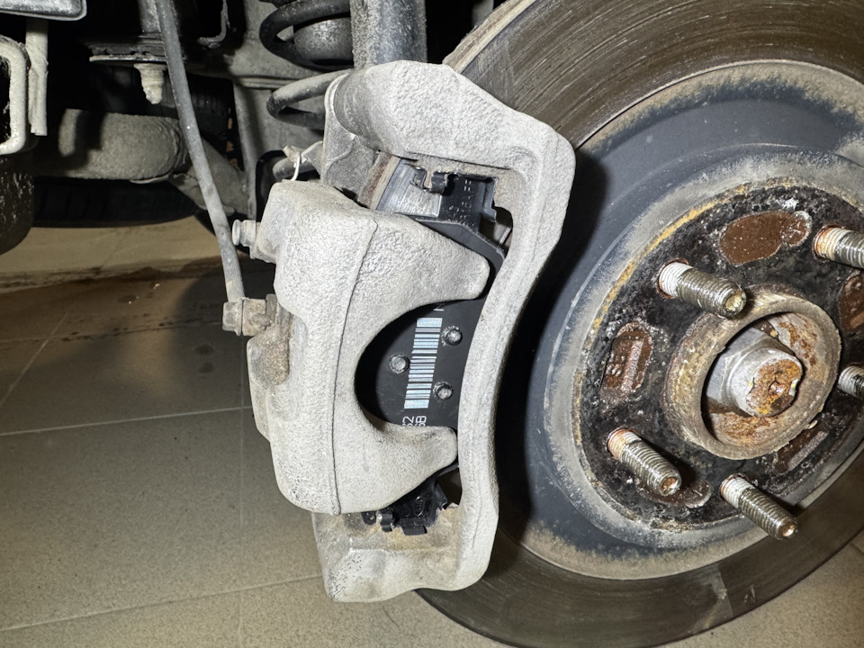 Ставим колесо на место и переходим на другую сторону. — KIA Sorento (4G)