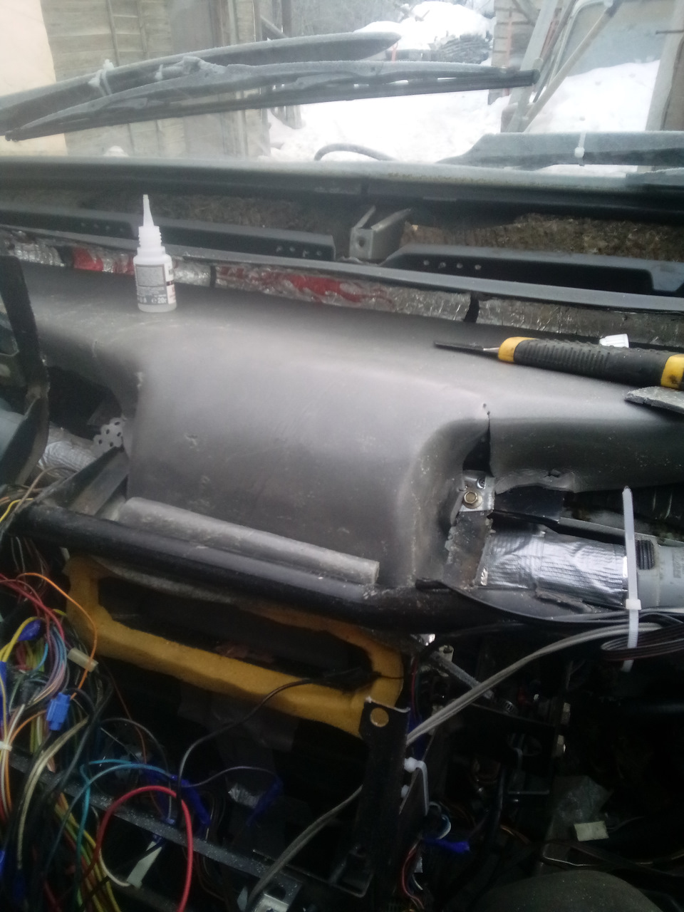 Для большей теплоизоляция магнитолы, решил оклеять воздуховод спленом. — Lada 2120 Надежда