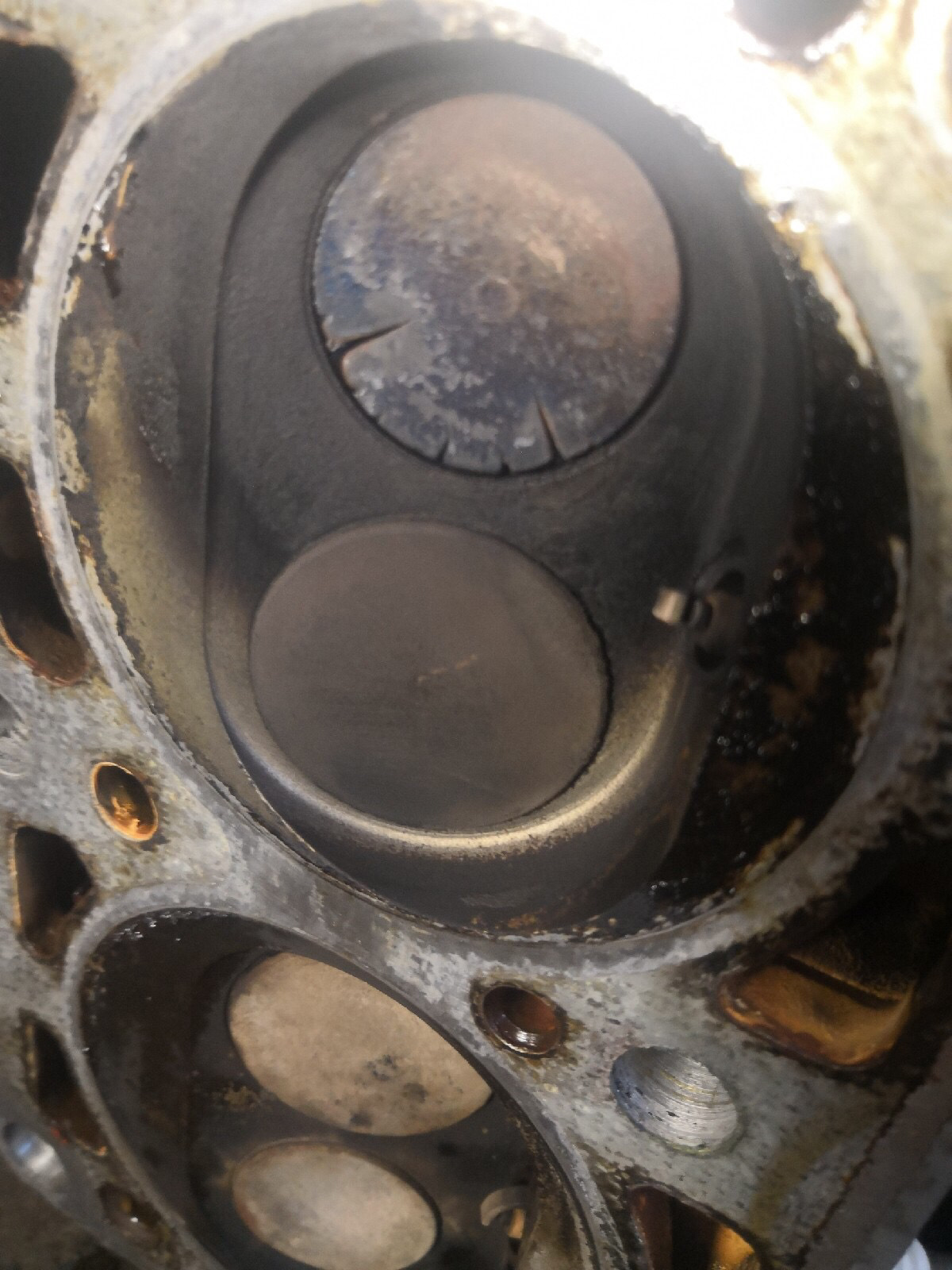 Змз 402 прогорел клапан. Причина прогара. Прогар клапана лачетти. Прогоревший клапан ваз 2109. Прогоревший клапан 2109 инжектор.