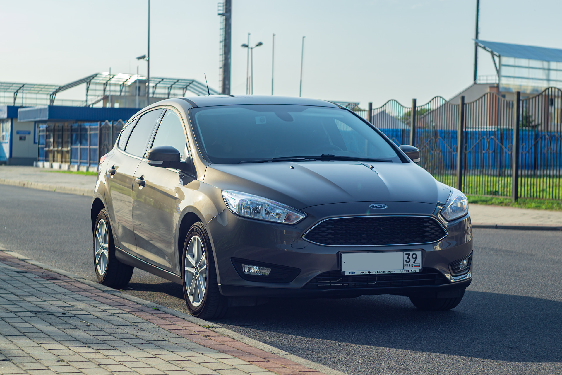 Ford Focus 3 хэтчбек и Приора