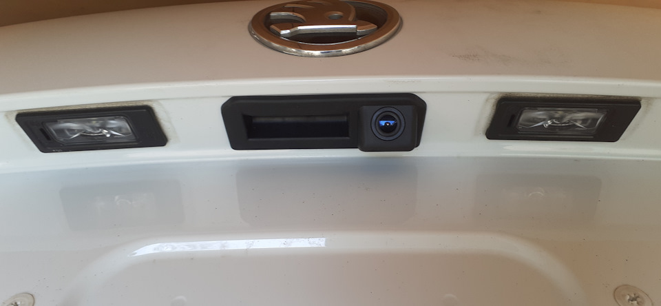 Установка камеры заднего вида Ч.2 монтаж и подключение. — Skoda Rapid ...