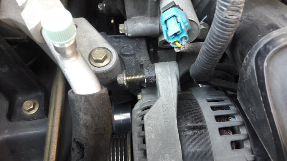 Верхний болт крепления генератора. — Lifan X60