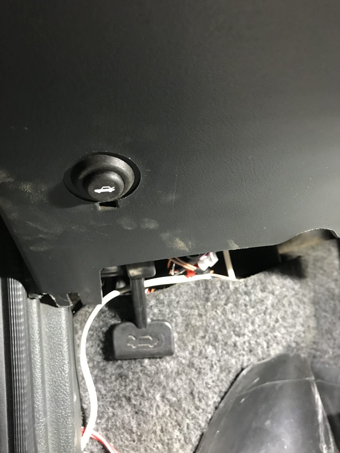 Проводка и кнопка багажника. — Lada 2115, 1,6 л, 2007 года ...