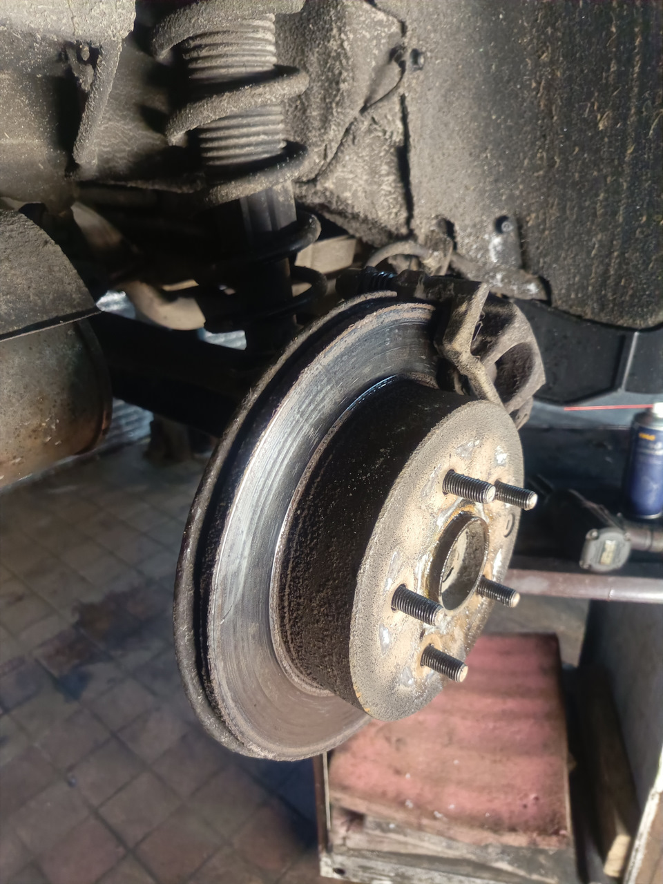 Задние тормоза фольксваген поло седан. Колодки стояночного тормоза лада веста дисковые. Лада веста задние колодки ручник. Тормозные колодки уаз буханка барабан. Регулировка задних тормозных колодок.