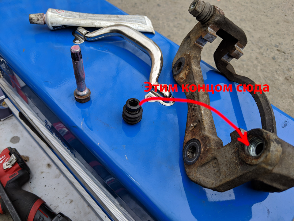 Сначала ставим пыльник на скобу, а потому направляющую — SsangYong Kyron