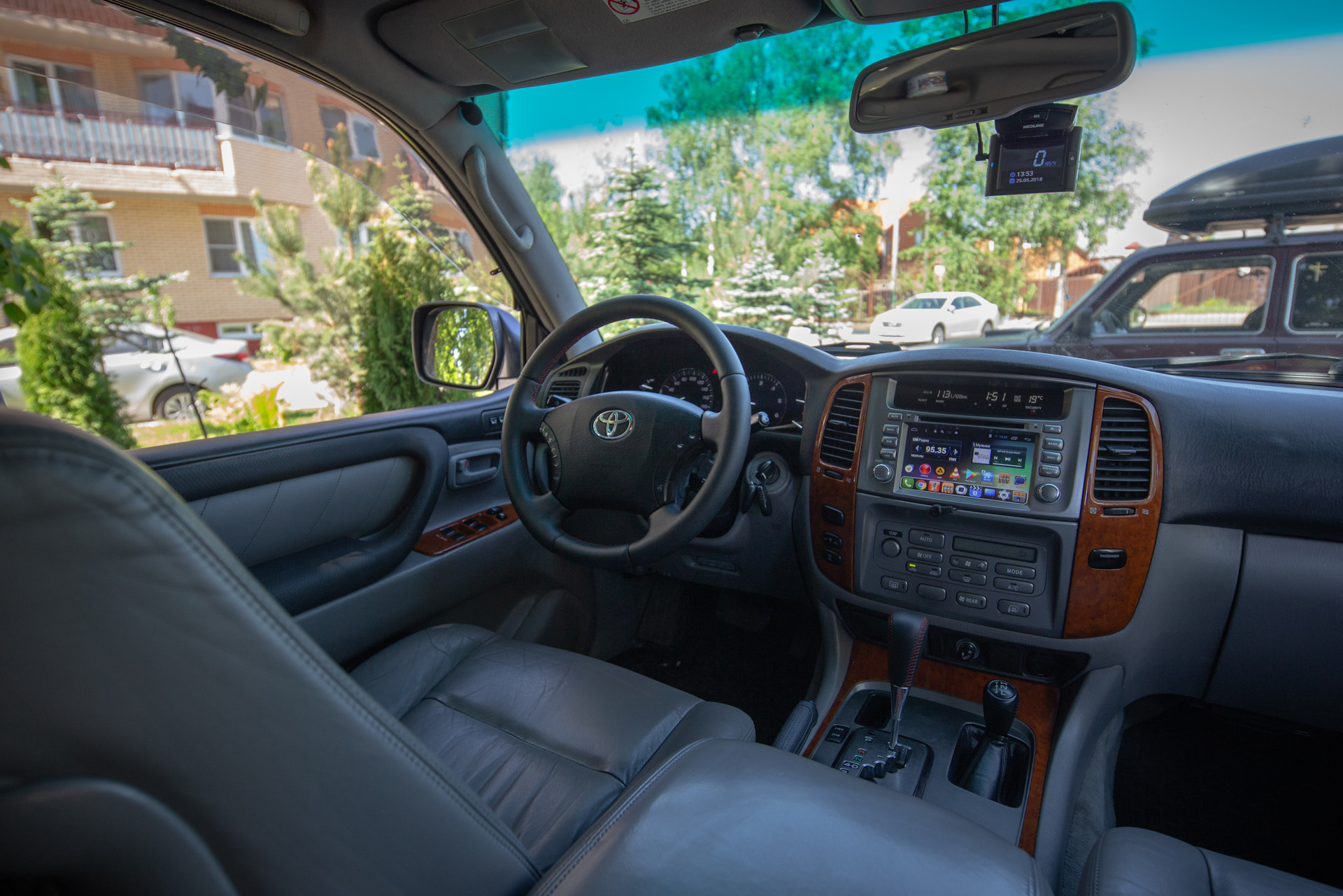 Toyota Land Cruiser 100 Interior