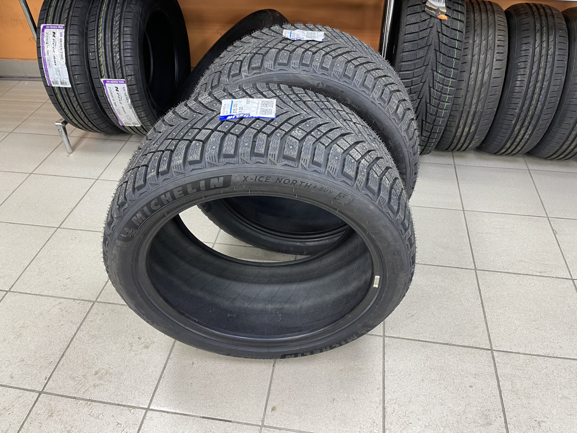 Бмв x6 диски star spoke m 748. Бмв 736. Бмв х5 резина r20. Зимние шины на бмв х5. Резина на бмв х5 домиком.