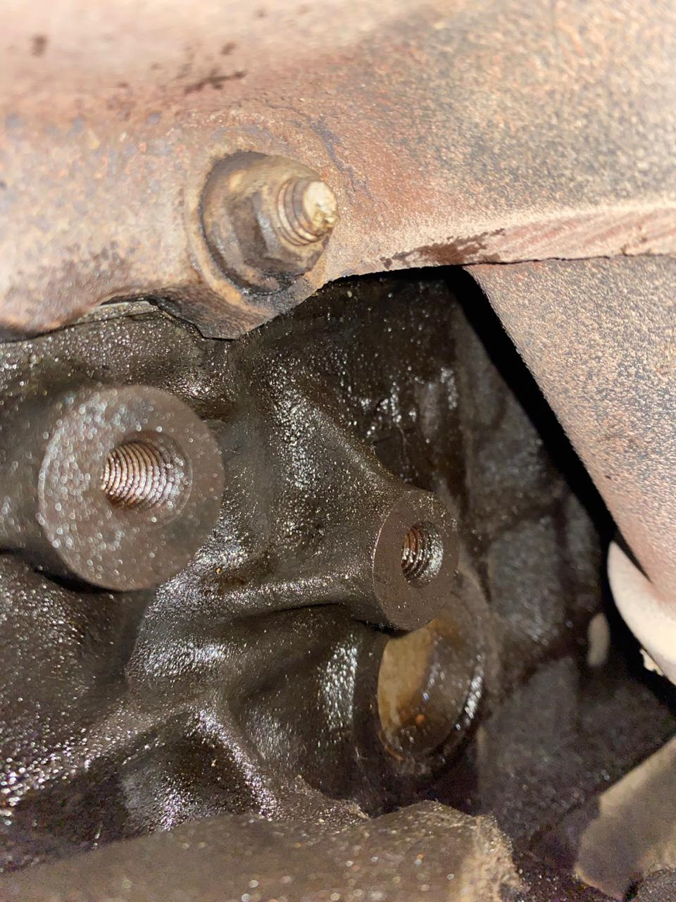 Течь масла из под выпускного коллектора — Opel Omega B, 2,2 л, 2001 ...