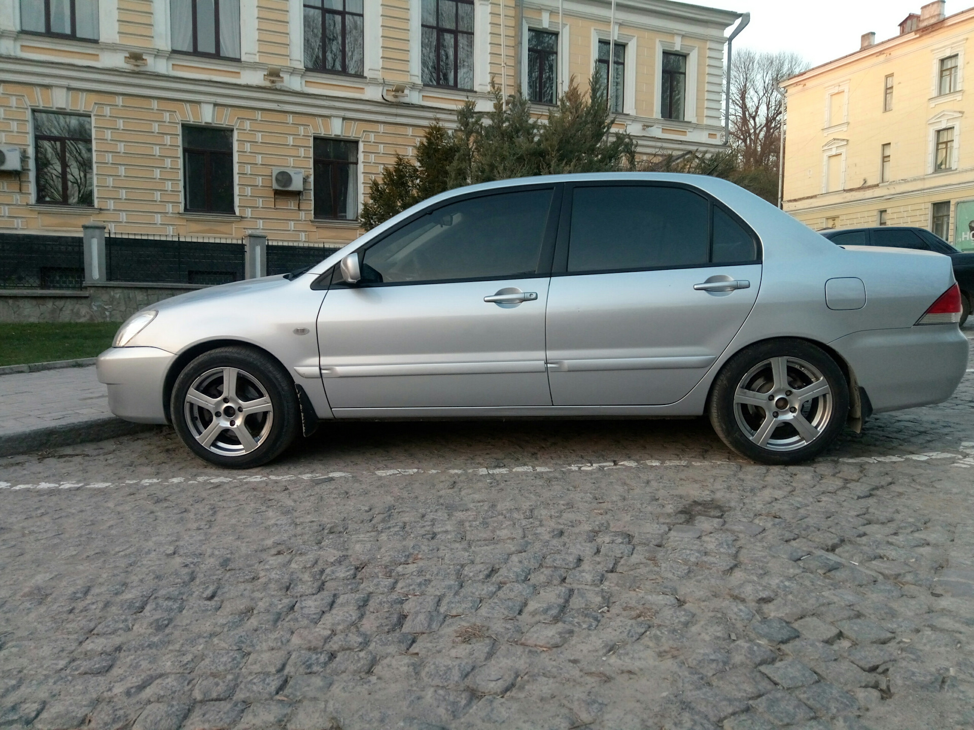 Mitsubishi Lancer 9 r16