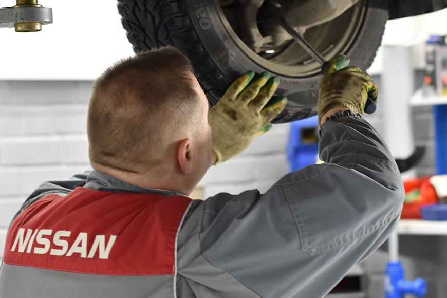 Техобслуживание автомобилей ниссан. Nissan сервис. Сервисное обслуживание Ниссан. Ремонт Ниссан. Автомеханик Nissan.