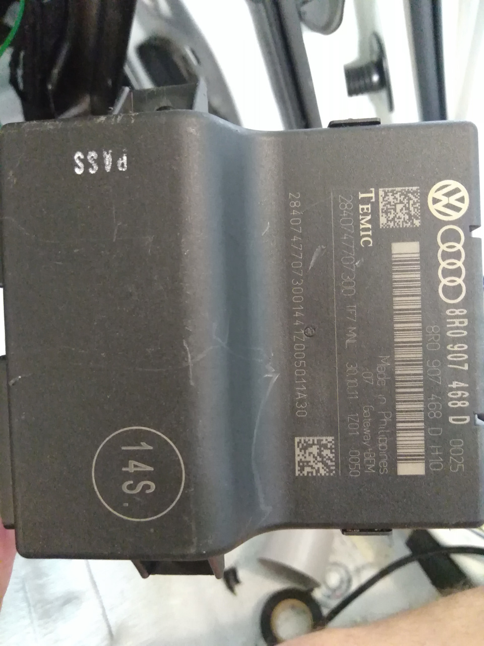 Фото в бортжурнале Audi Q5 (1G). Запчасти на фото: 8R0907468, D0025, MA3010, 12010050