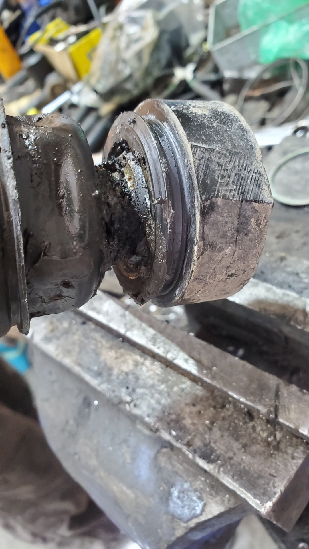 Громкий скрежет. Громкий скрежет. Громкий скрежет. Направляющая колодок 2121. Уплотнитель под пружину передней стойки амортизатора чери тигго т11.