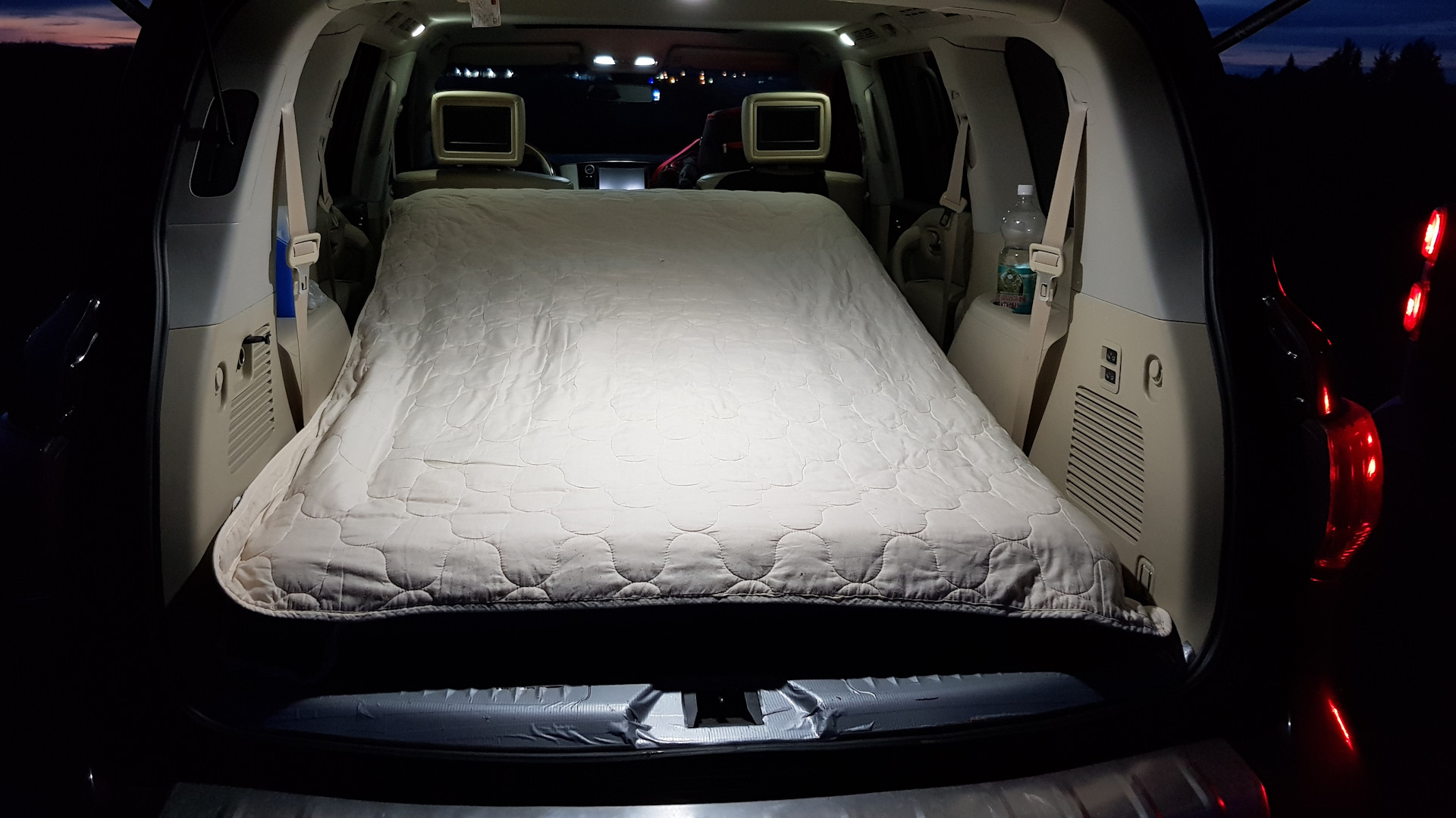 Кровать в машине в багажнике