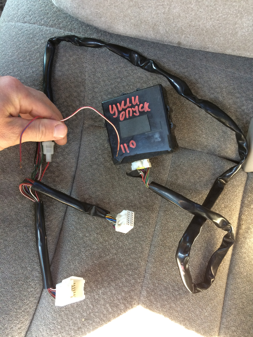 №28 — Система опускания зеркал при движении задним ходом — Toyota