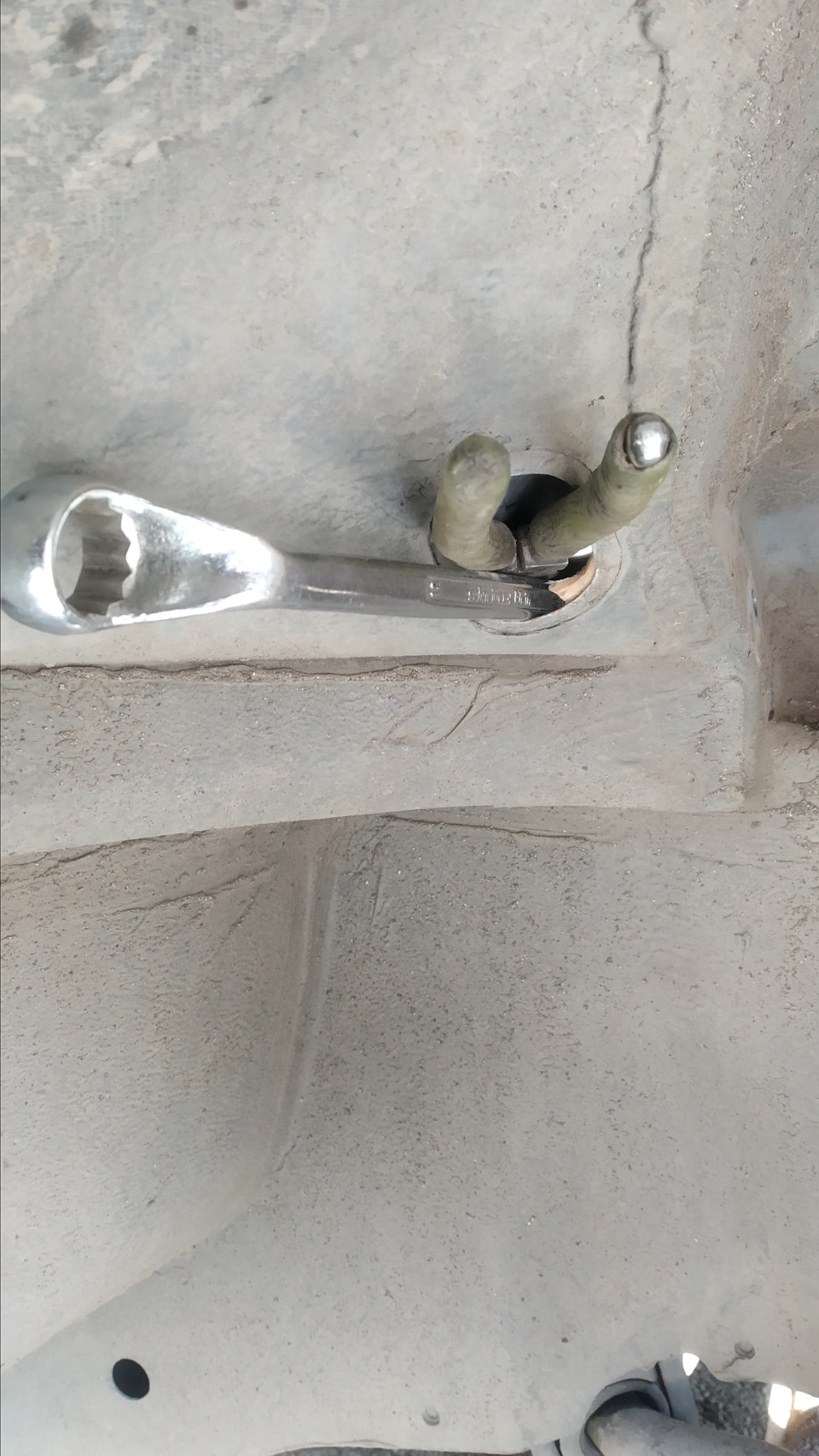 Замена переднего верхнего рычага — Mercedes-Benz E-class (W210), 2,3 л ...