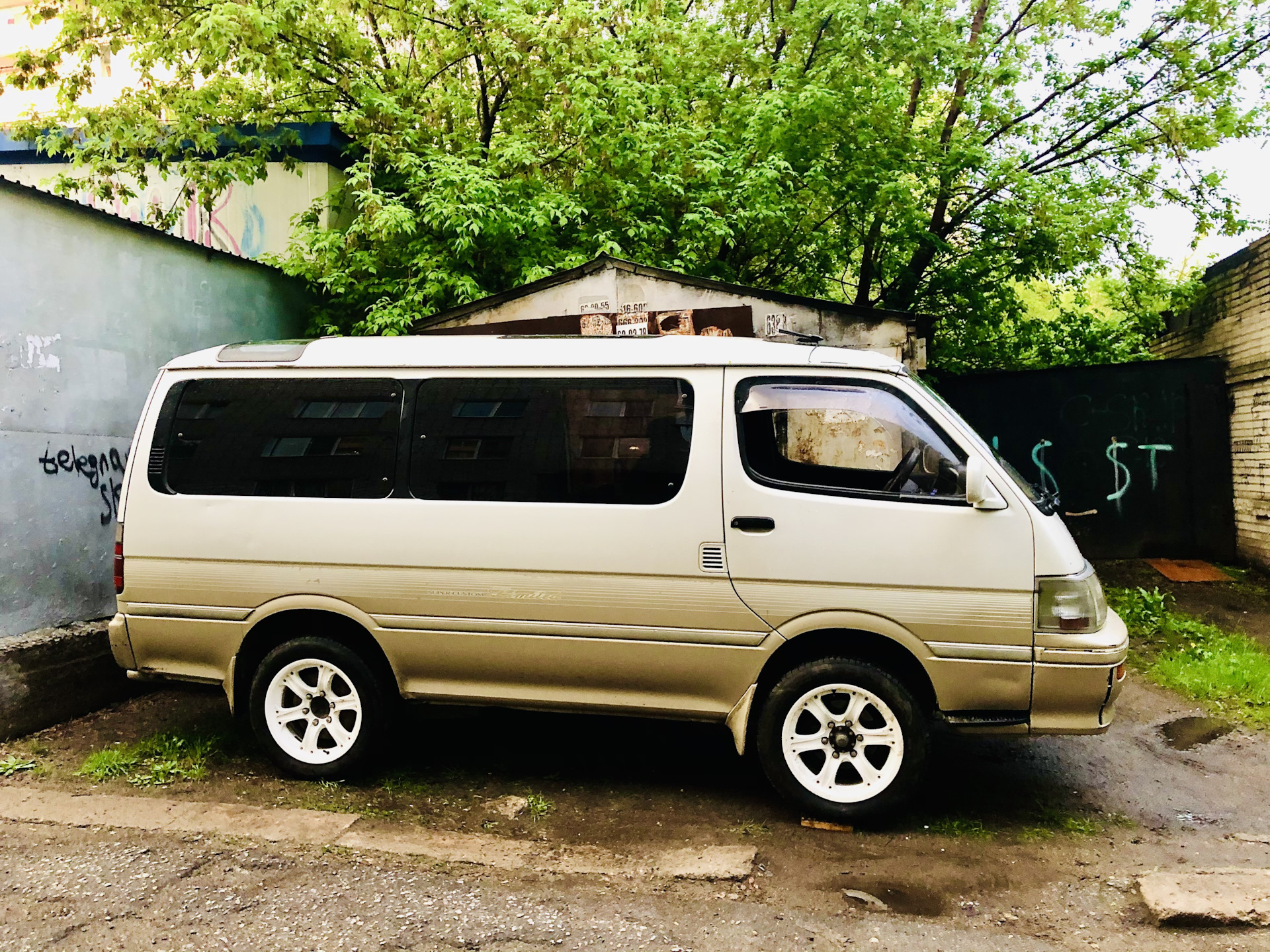 Toyota hiace 100. Hiace h100. Hiace Toyota h200 2004. Тойота Хайс h100 на 16 дисках. Hiace h100 на дисках.