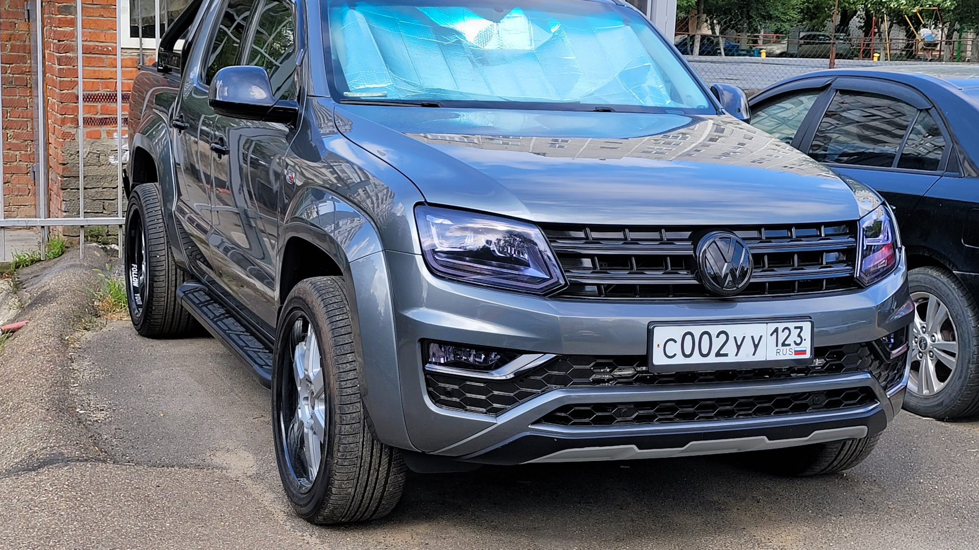 Серый Volkswagen Amarok.