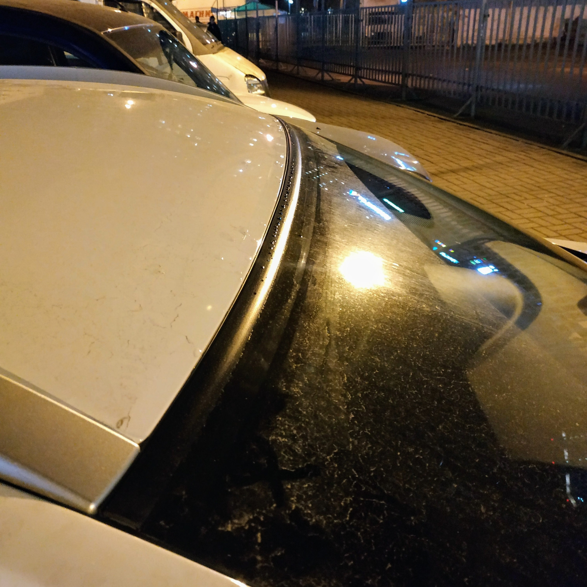 Защита кромки крыши над лобовым стеклом