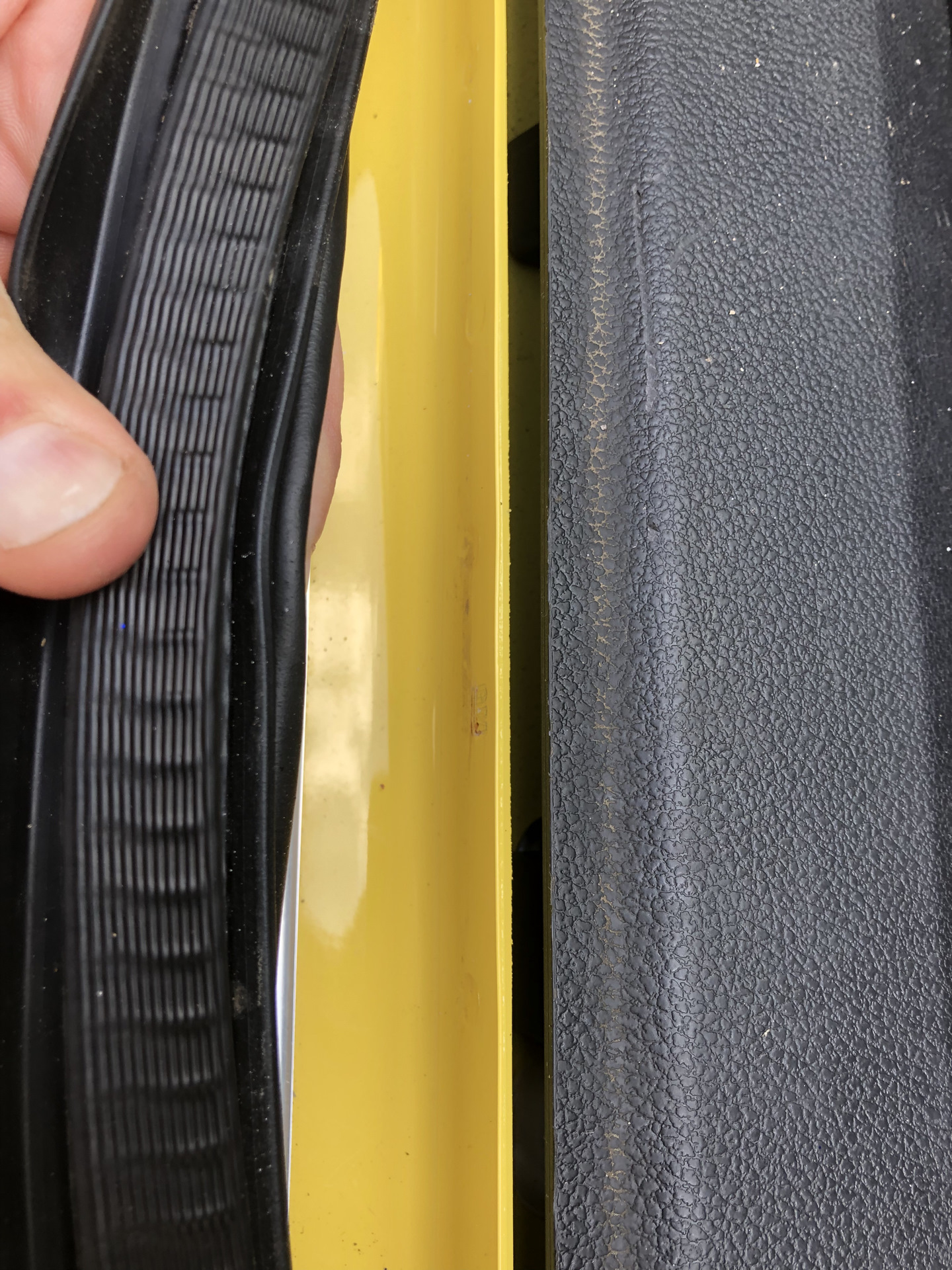 Скрипит уплотнитель. Штатные уплотнители дверей рено логан 2. Скрипит уплотнитель. Дополнительный уплотнитель на двери автомобиля своими руками. Дополнительный уплотнитель на двери автомобиля своими руками.