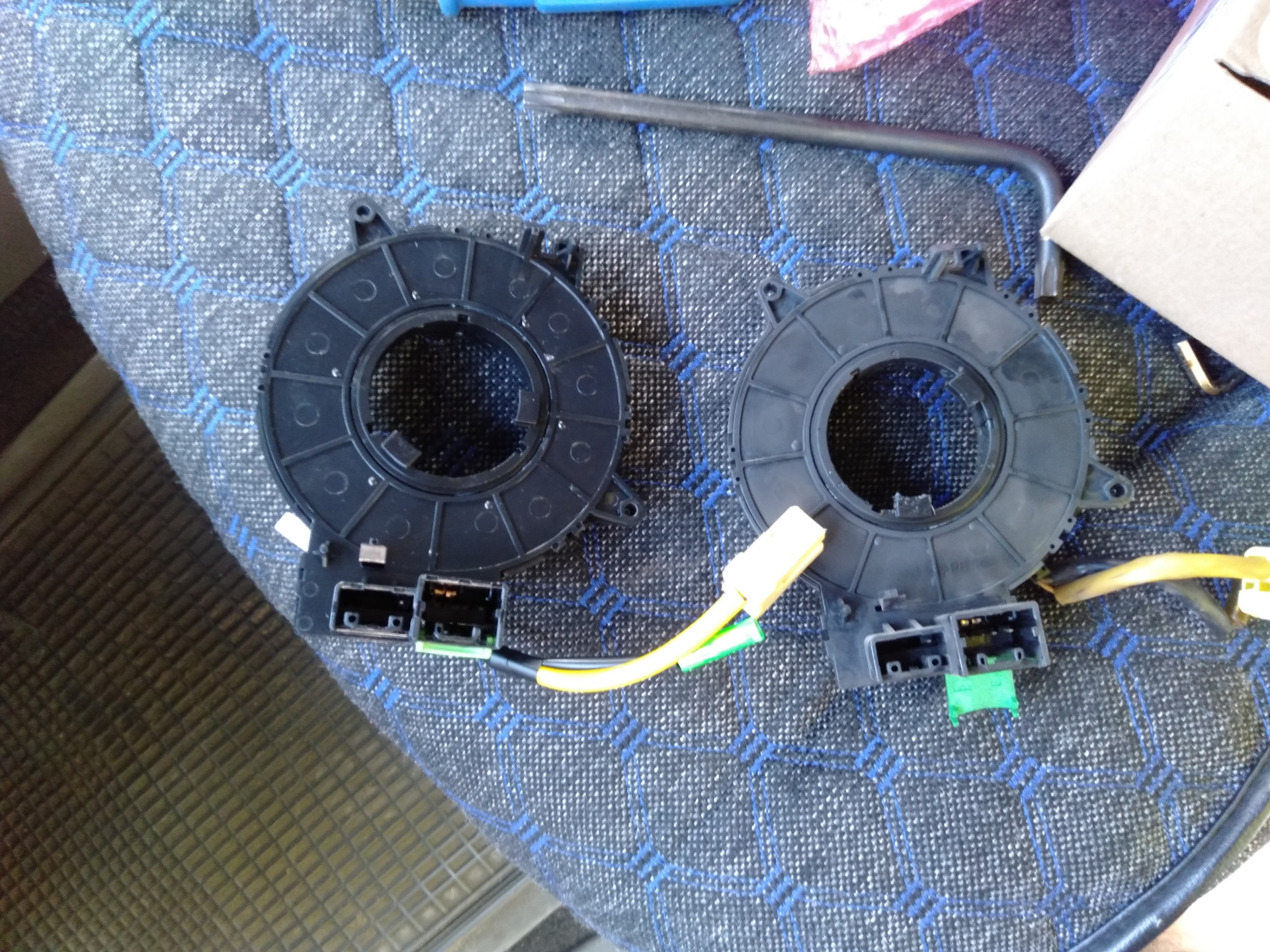 Как разобрать подрулевой шлейф. Разбор шлейф машинки блаукрафт. Шлейф подрулевой мазда 6. Подрулевой шлейф xray. Рулевой шлейф ниссан x-trail t31.